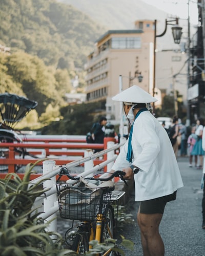 男子白天骑单车